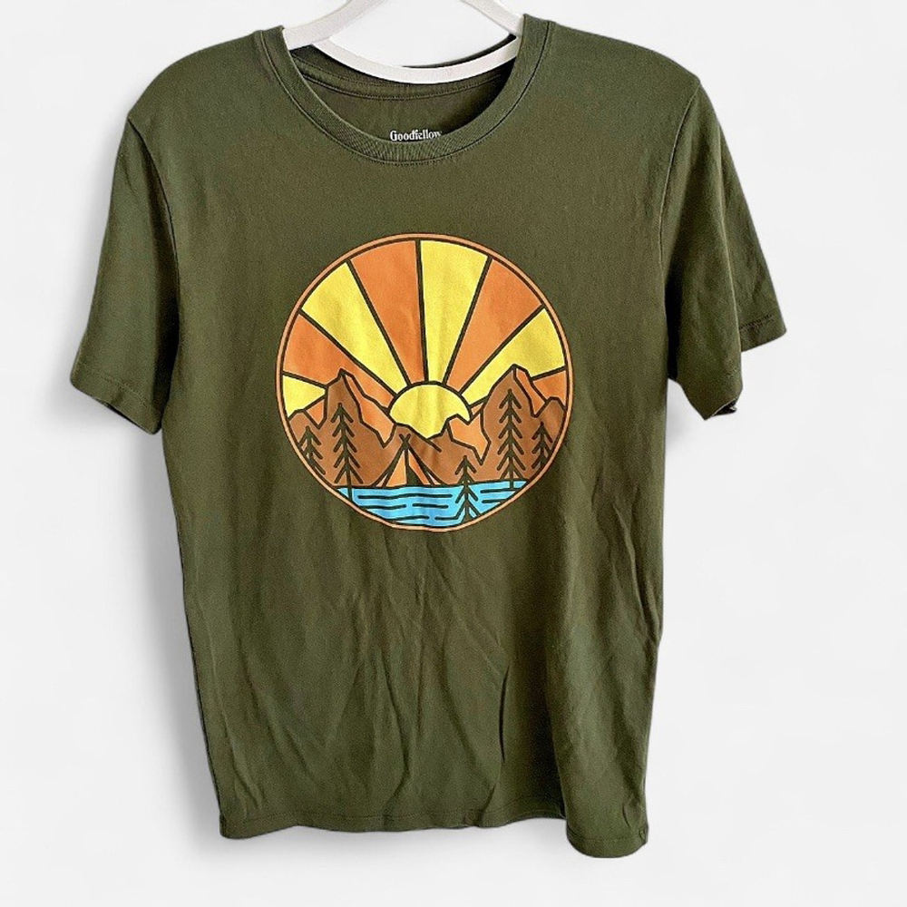 Good fellow & CO Mountain Sunrise Sunset Lake Camping T-shirt Green Men’s S NWOT - Picture 1 of 4